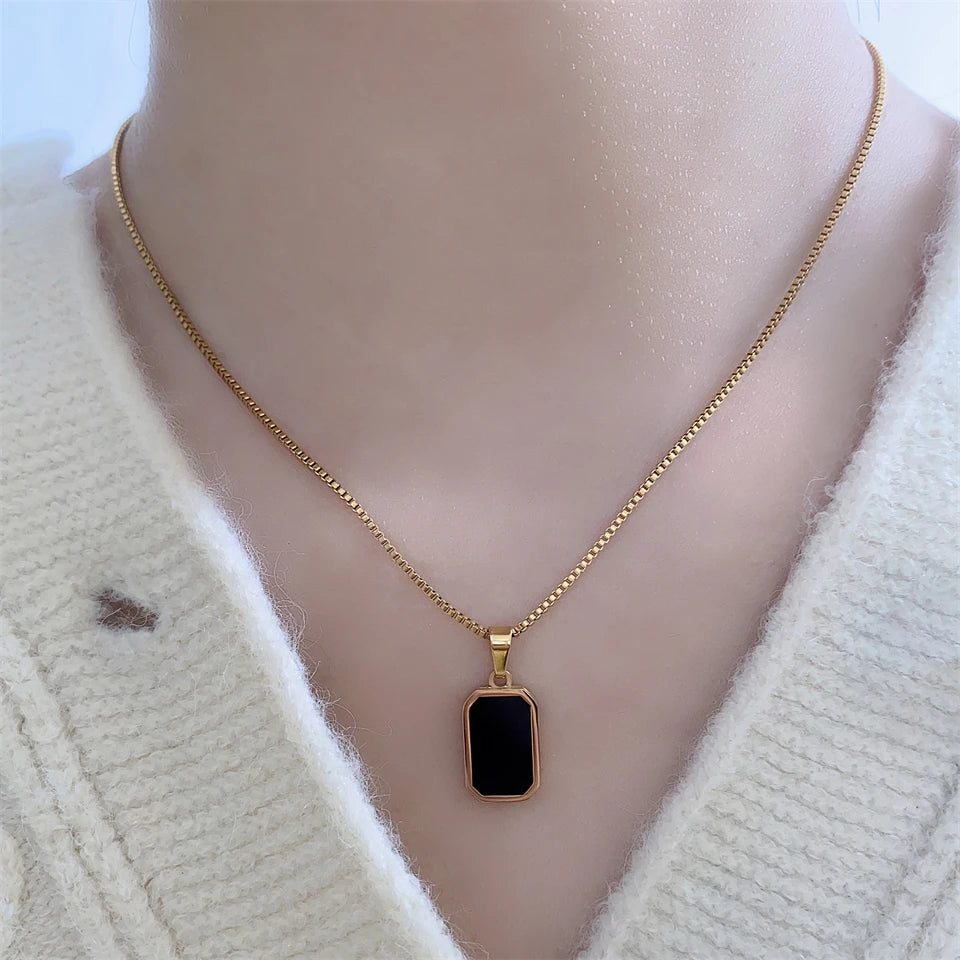 Collier classique avec pendentif carré noir pour femmes et hommes, personnalisé, couleur or, métal, bijoux quotidiens de fête